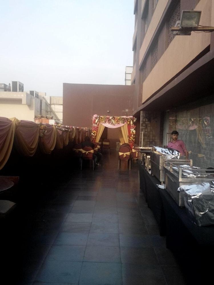Caspia Hotel New Delhi Exteriör bild