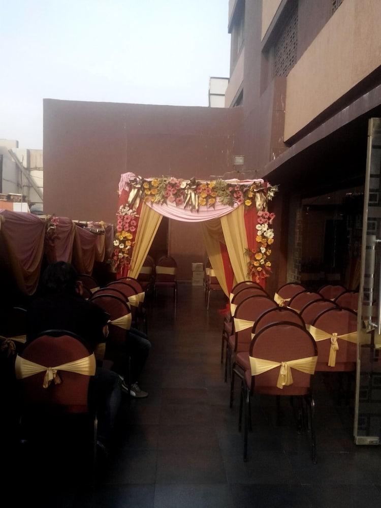 Caspia Hotel New Delhi Exteriör bild