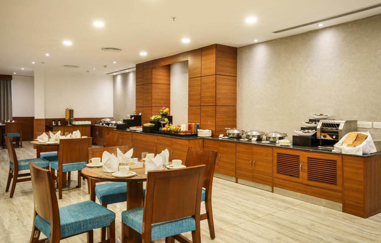 Caspia Hotel New Delhi Exteriör bild