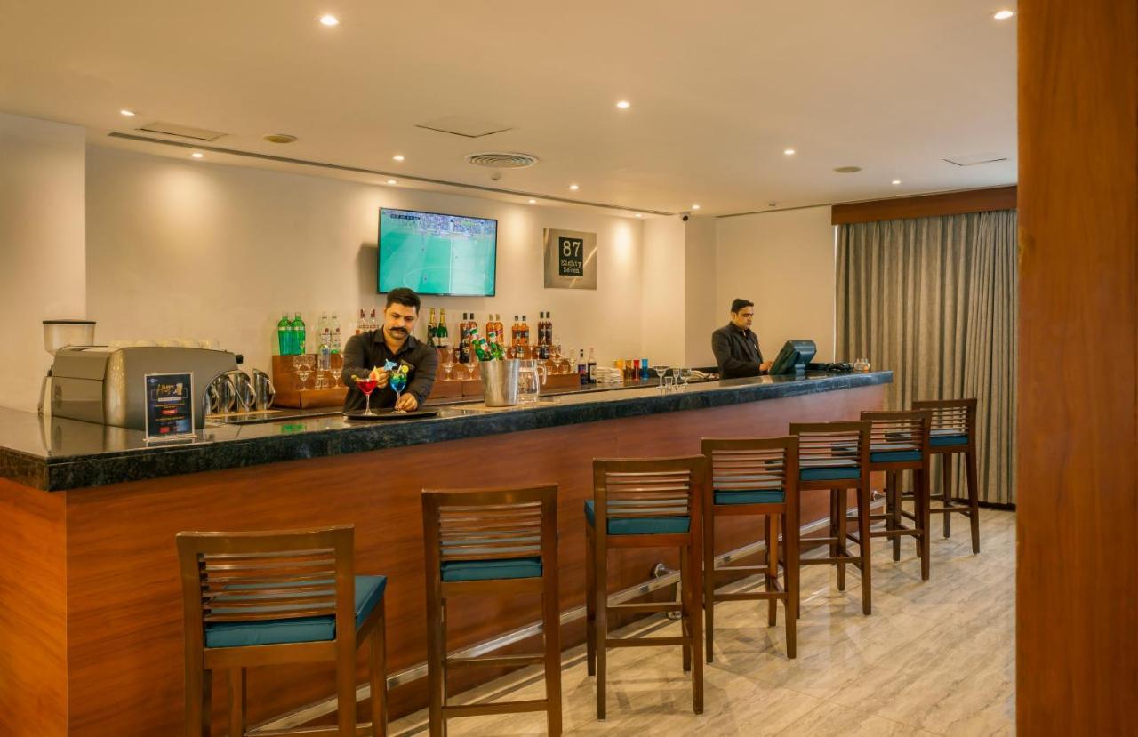 Caspia Hotel New Delhi Exteriör bild