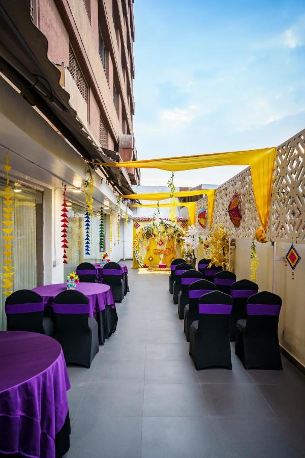 Caspia Hotel New Delhi Exteriör bild