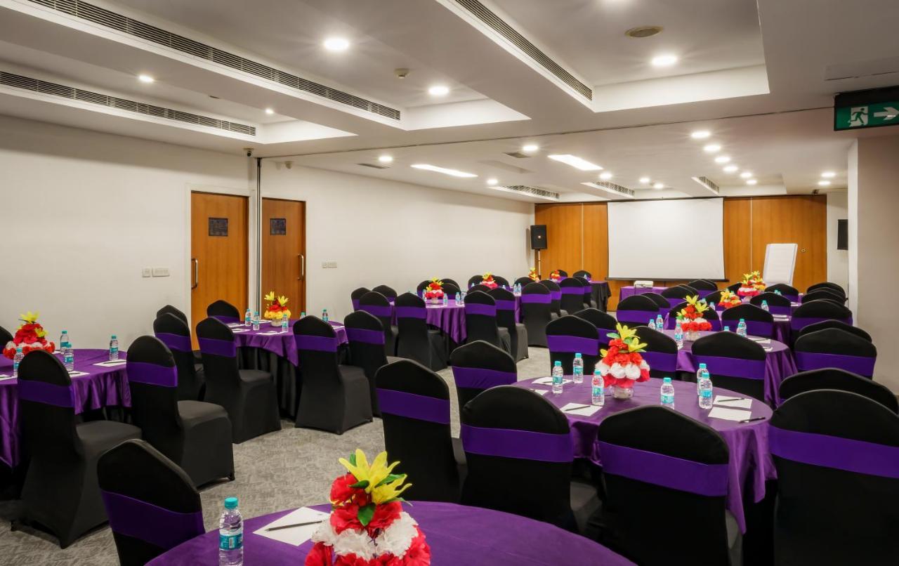 Caspia Hotel New Delhi Exteriör bild