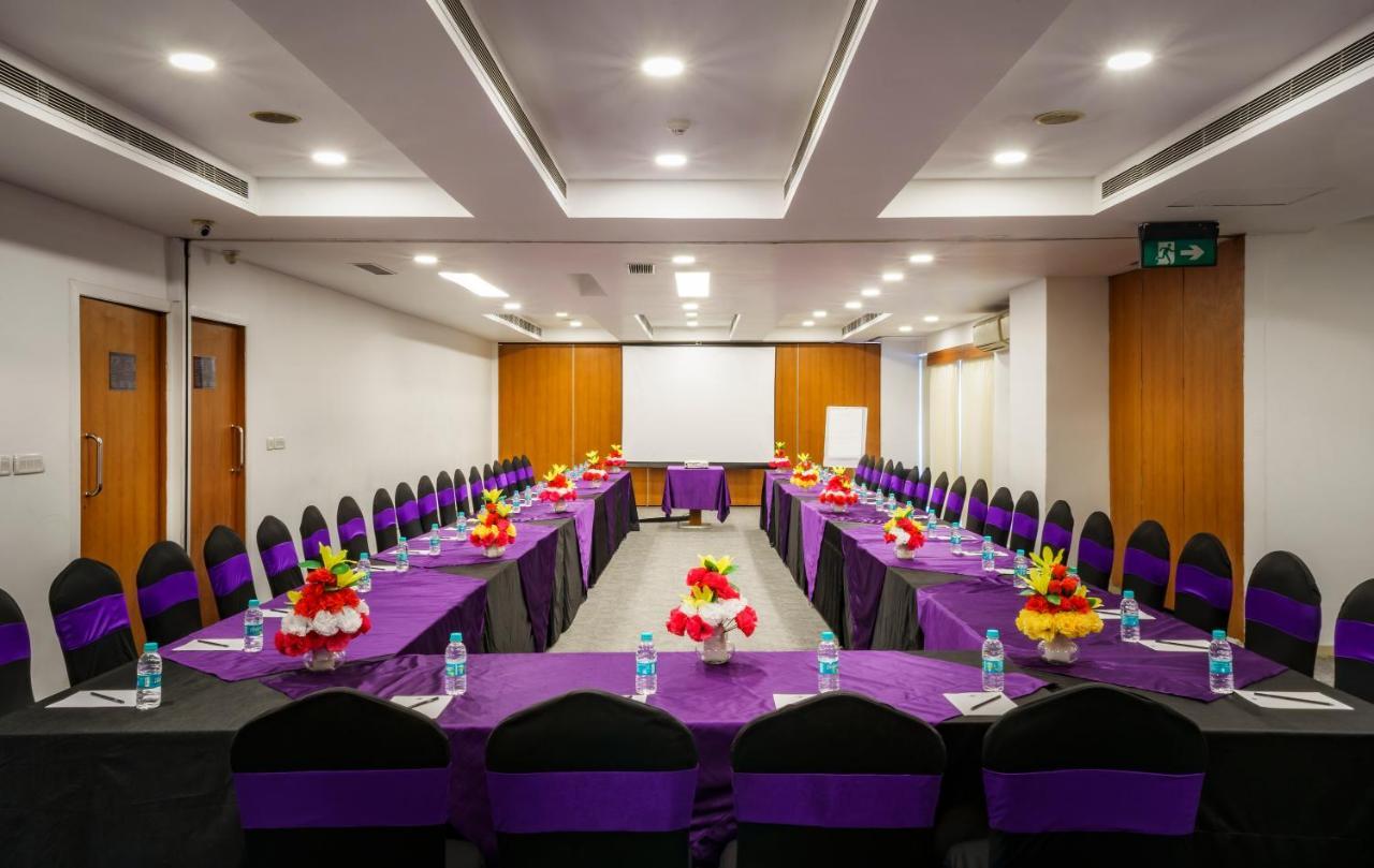 Caspia Hotel New Delhi Exteriör bild