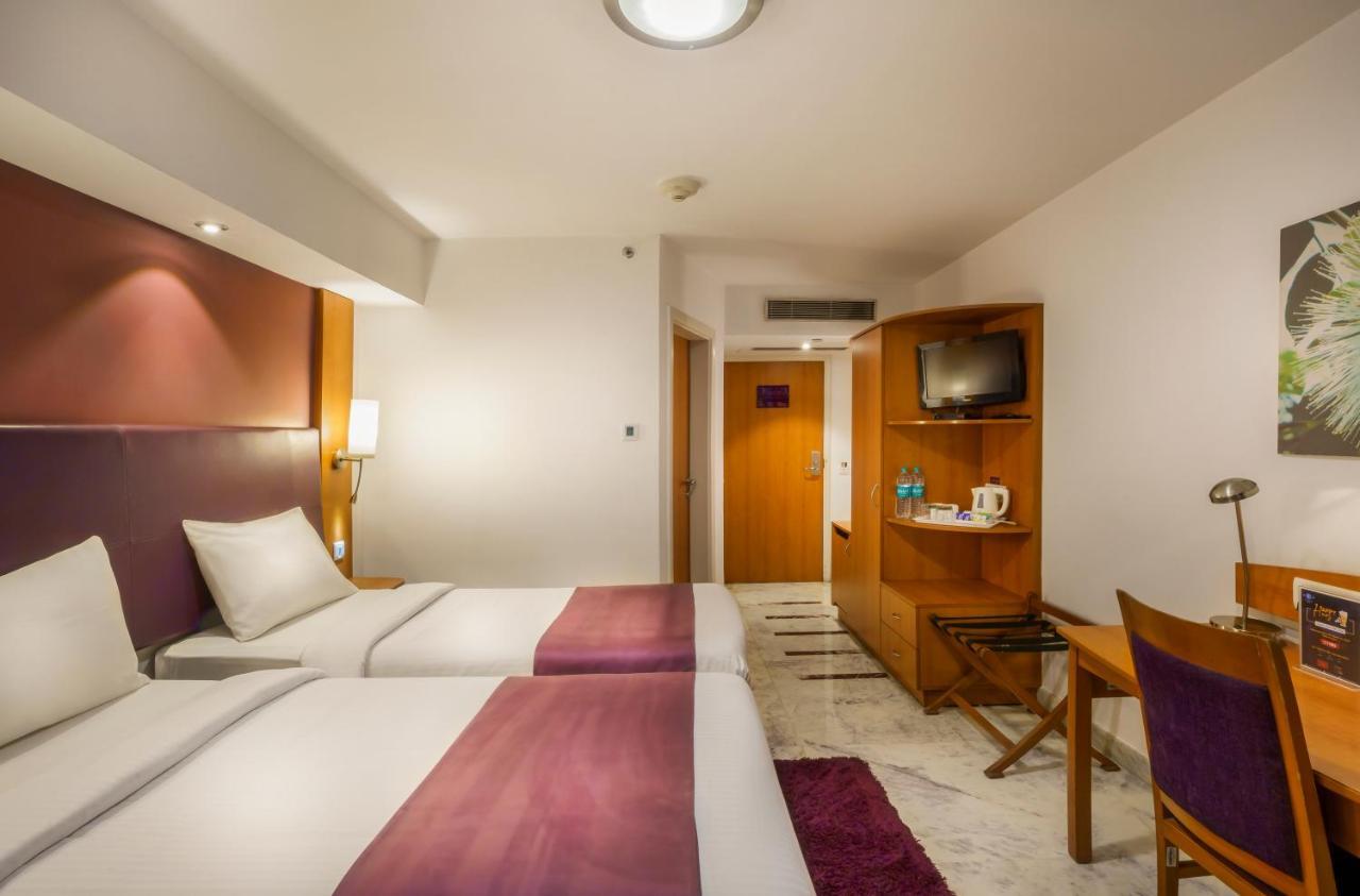 Caspia Hotel New Delhi Exteriör bild