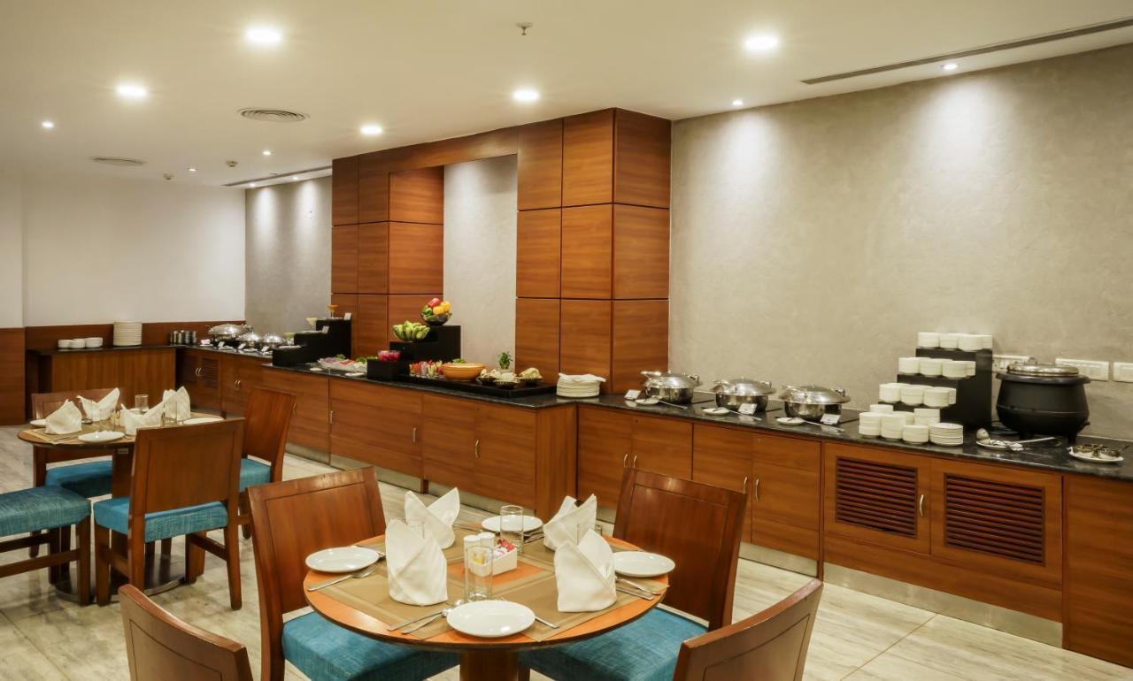 Caspia Hotel New Delhi Exteriör bild