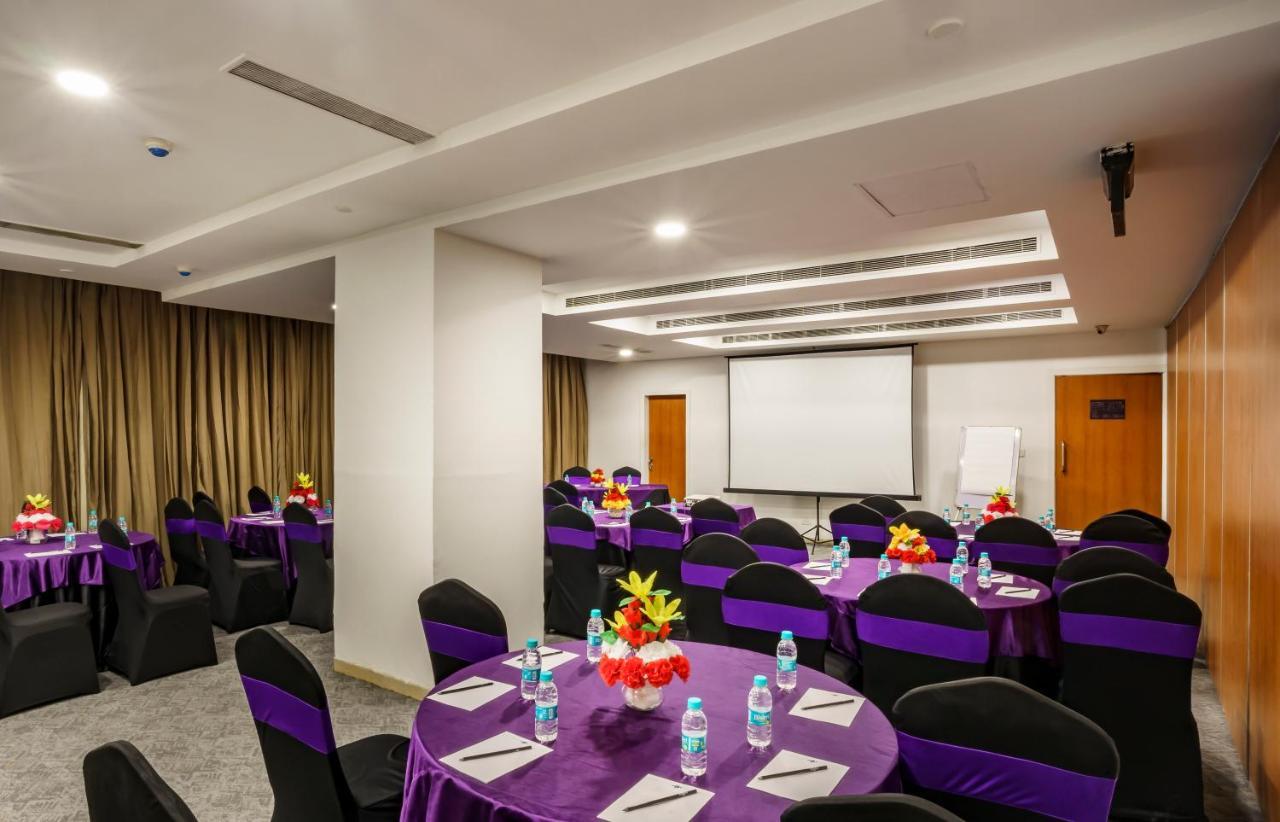 Caspia Hotel New Delhi Exteriör bild