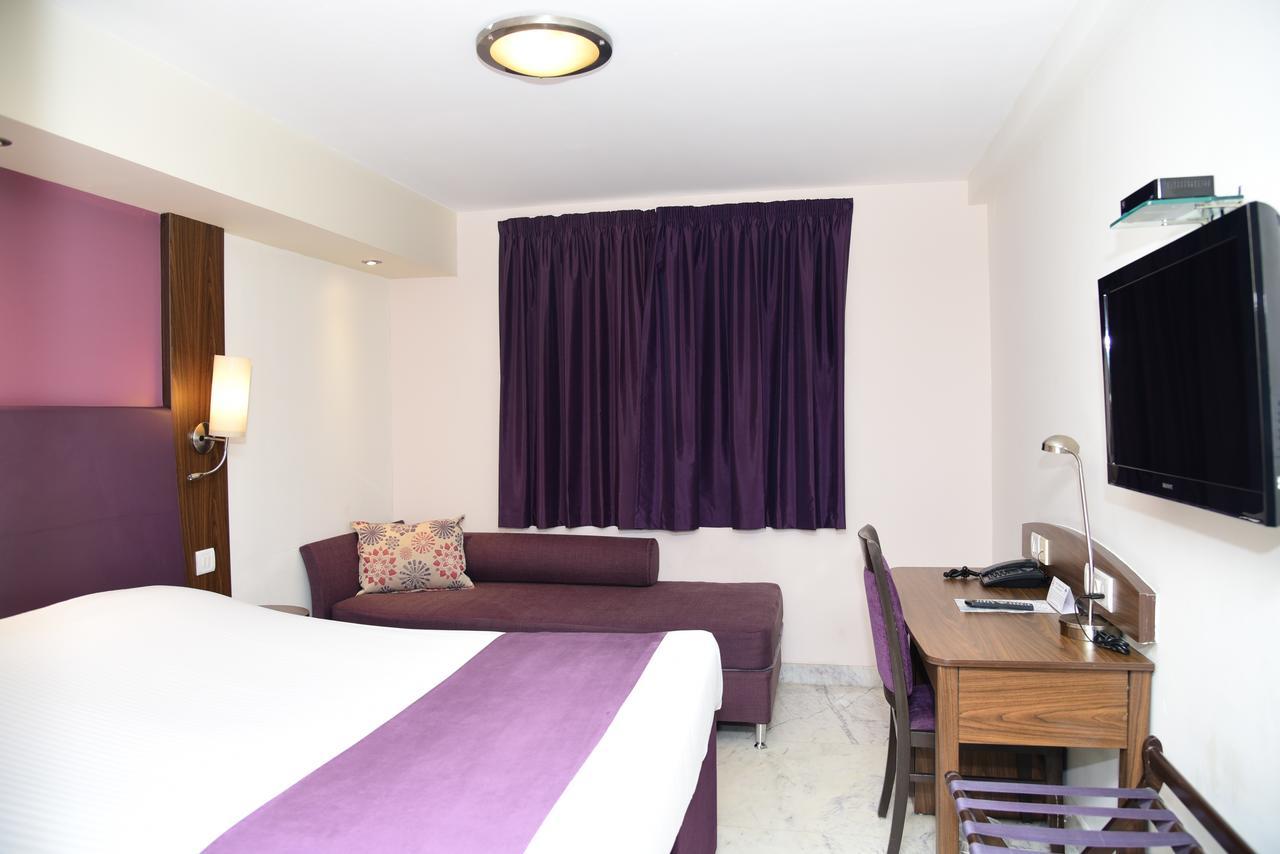 Caspia Hotel New Delhi Exteriör bild